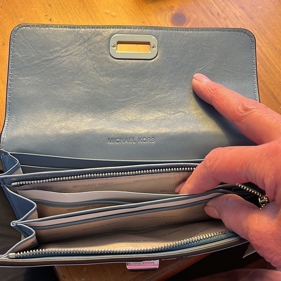 Michael Kors Pebbled Leather Turn Lock Wallet NWT - Picture 3 of 3